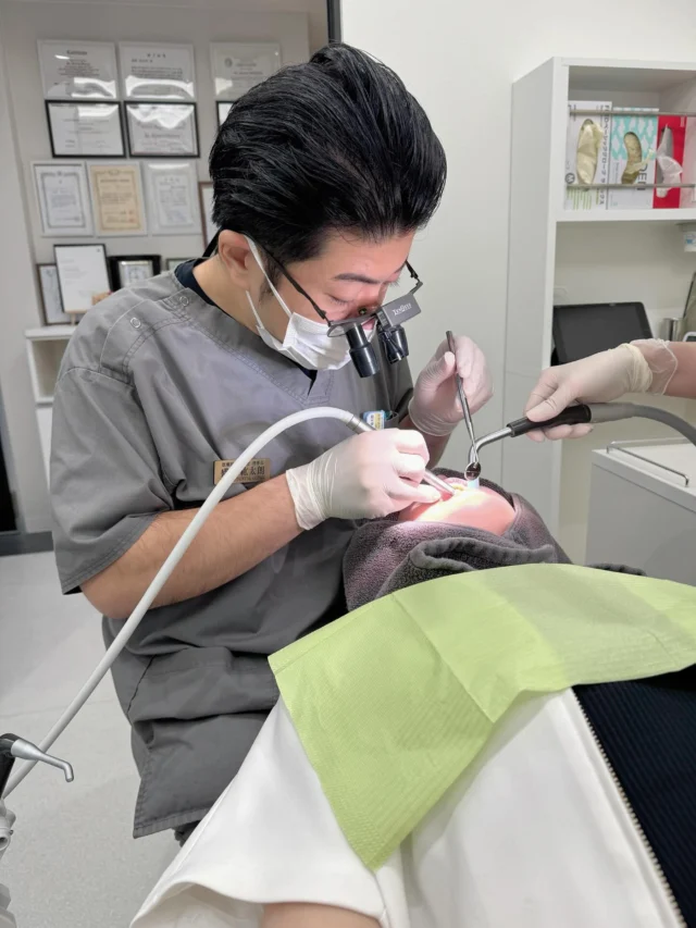 こんにちは☁️🫧☺︎

もりうえ歯科クリニックではできるだけ痛みを抑えた治療を提供し、患者様の負担を減らすことを大切しております🪴

なかでも、むし歯治療ではなるべく歯を削らず抜かずに残すことを重視しており、長期的に健康な歯を維持できるようサポート致します🤝✨

また、歯科治療に苦手意識を持つ方のために、痛みに配慮した麻酔技術を導入しており、表面麻酔や電動麻酔を活用することで、麻酔時の痛みも軽減し、治療時のストレスを抑えます🕊️

さらに、拡大鏡を使用した精密な治療を行うことで、削る範囲を少なく抑え、健康な歯質をできる限り残すことを徹底しております🦷💎

このように、もりうえ歯科クリニックの一般歯科の治療では、患者様の生活スタイルやご要望に合わせた治療計画を提案させて頂いておりますので、初めての方も是非お気軽にご来院頂ければと思います✊𖤐 ´-　

🦷もりうえ歯科クリニック🦷
【休診日】木・日・祝 〒615-0097 京都府京都市右京区山ノ内大町8-2 電話番号：075-366-8222
#もりうえ歯科クリニック#歯科医院#歯医者#歯医者さん#歯科医師#歯科衛生士#歯科助手#歯列矯正#矯正#歯の矯正#ワイヤー矯正#マウスピース矯正#きれいな歯#きれいな口元#裏側矯正#むし歯予防#インビザライン#インビザライン矯正#マウスピース矯正#ホワイトニング#京都#kyoto#京都市#右京区#太秦天神川#京都市右京区#西院#京都歯医者#京都市歯医者#右京区歯医者#西院歯医者