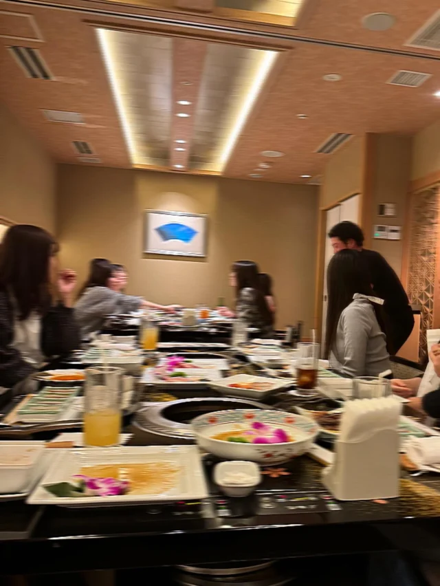 年末のご挨拶⛄️❄️

今年も残すところあとわずかとなりました☺️

今年は入職者も増え、更にもりうえ歯科クリニックはパワーアップ💪𖤐ﾐ
(写真は今年の忘年会でみんなで叙々苑に行きました🐮)

そして、たくさんの患者様にご来院頂き、日々患者様からの温かいお言葉・笑顔でお帰りになられる様子を見て、本当に地域の皆様に支えて頂き、皆様のおかげで無事に一年を終える事が出来ました🙏✨

来年も患者様にご満足して頂けるよう、スタッフ一同今年以上に頑張って参りますので、もりうえ歯科クリニックを今後ともどうぞ宜しくお願い致します🙇‍♀️

また来年も皆様にお会い出来る事を楽しみにしております🕊🫧

それでは、良いお年をお迎えください🎍♡

🦷もりうえ歯科クリニック🦷
【休診日】木・日・祝 〒615-0097 京都府京都市右京区山ノ内大町8-2 電話番号：075-366-8222
#もりうえ歯科クリニック#歯科医院#歯医者#歯医者さん#歯科医師#歯科衛生士#歯科助手#歯列矯正#矯正#歯の矯正#ワイヤー矯正#マウスピース矯正#きれいな歯#きれいな口元#裏側矯正#むし歯予防#インビザライン#インビザライン矯正#マウスピース矯正#ホワイトニング#京都#kyoto#京都市#右京区#太秦天神川#京都市右京区#西院#京都歯医者#京都市歯医者#右京区歯医者#西院歯医者